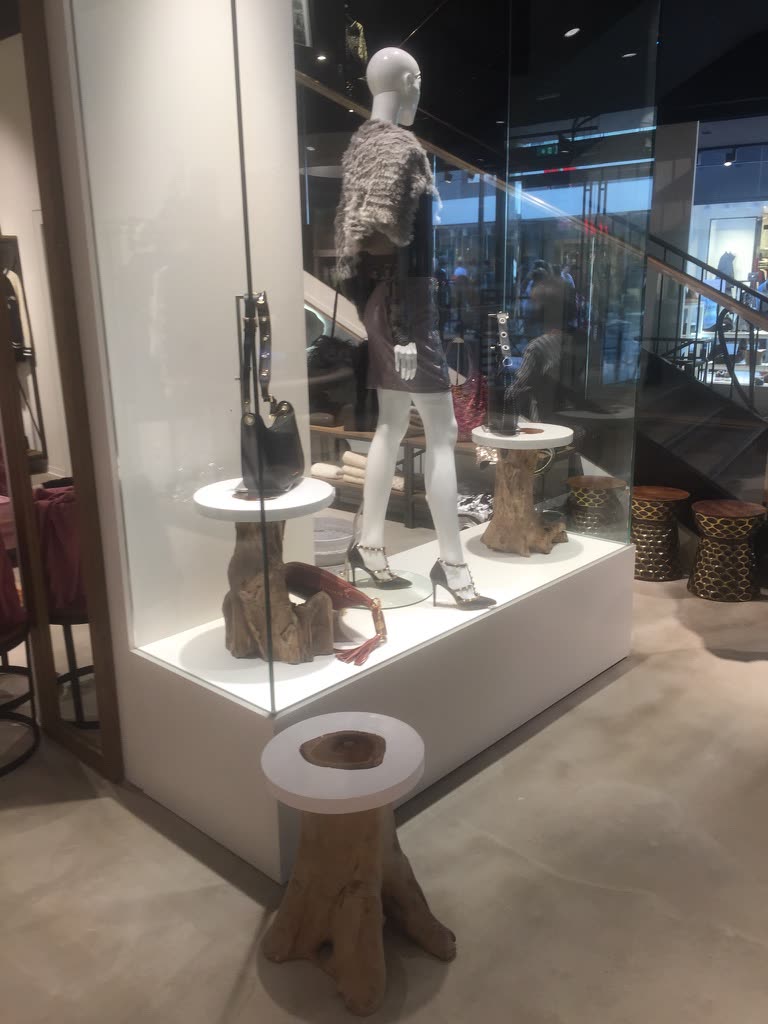 Grueterich Essen - offene Regale aus warmem Holz