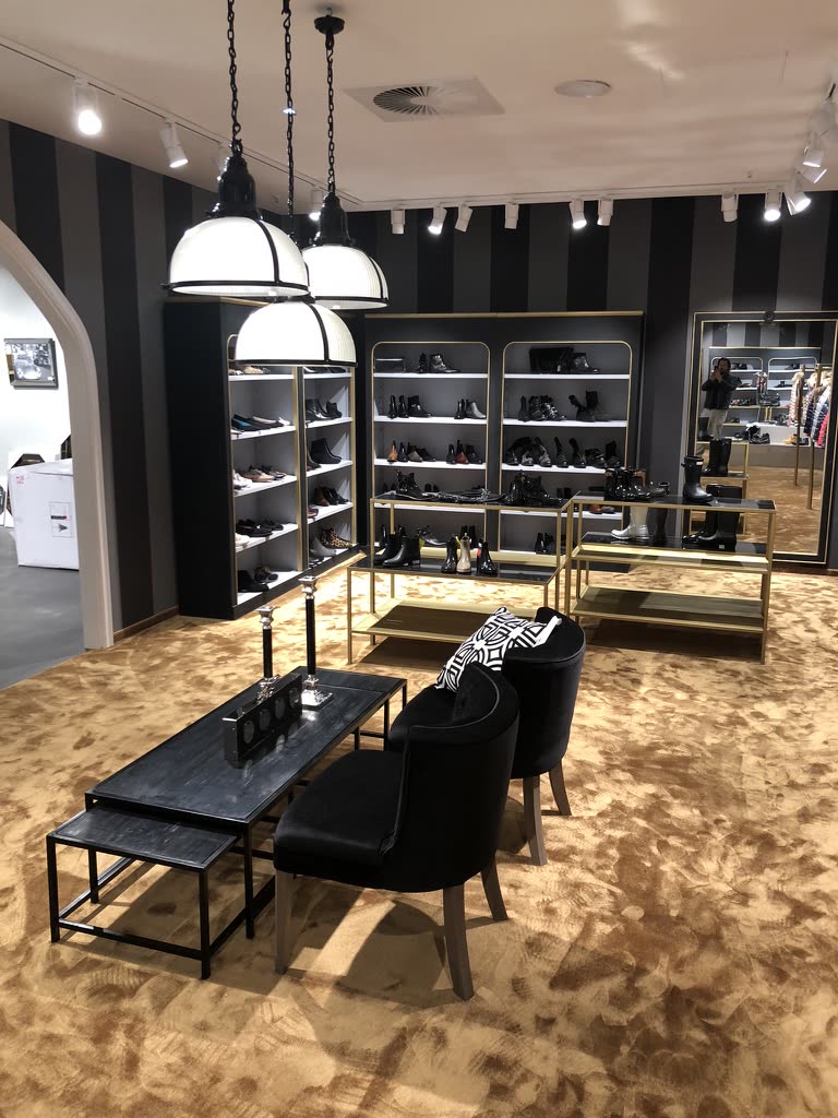 Schuhhaus Prange Concept Store Hamburg - Ladenbau in Schwarz mit goldenen Akzenten